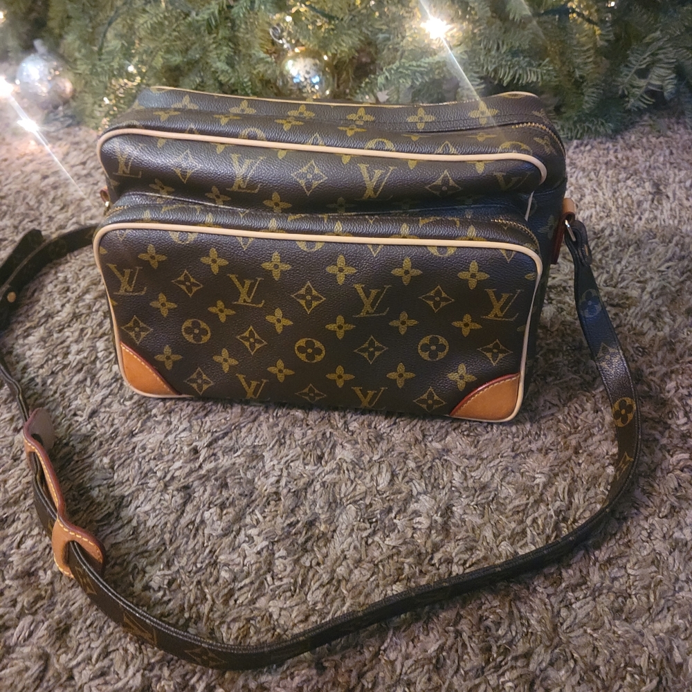 Authentic Louis VUITTON messenger CANVAS bag.
